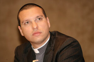 Don Luigi Merola: “I pregiudizi anti-gay sono da Medioevo, la Chiesa deve cambiare”