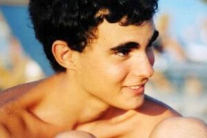 Quindici anni senza Federico Aldrovandi, ucciso durante un controllo di polizia: “Non lo dimenticate”