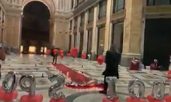 “Mi vuoi sposare?” e la Galleria Umberto diventa location privata tra fuochi, palloncini e musica
