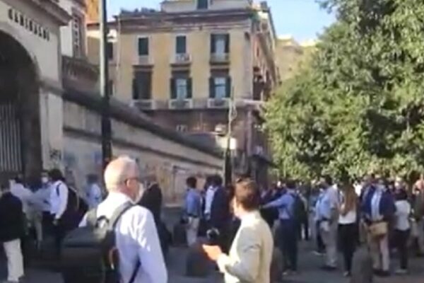 Napoli, fila infinita al Giudice di Pace: addetto ai controlli positivo al Covid-19