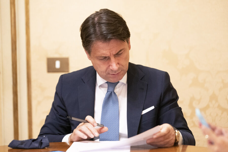 La finta trasparenza del governo Conte: dati secretati e pieni di cancellature