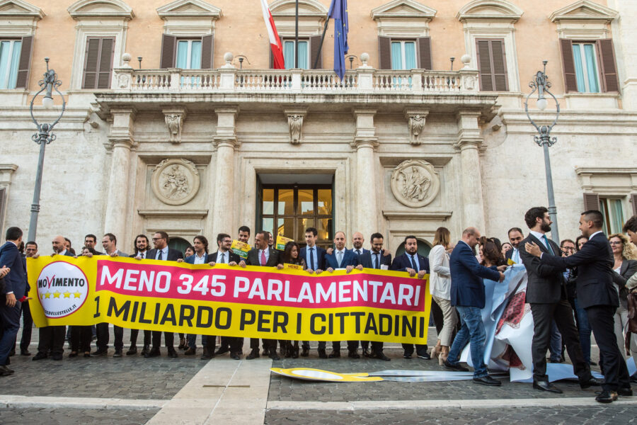 Con il Sì al taglio dei parlamentari i 5 Stelle vogliono indebolire lo Stato