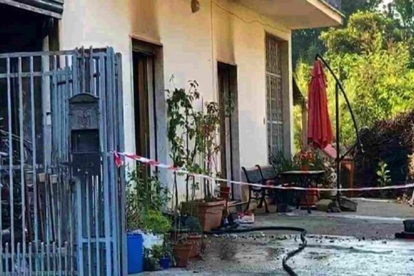 Incendio in casa, mette in salvo i fratelli ma muore asfissiata: tragedia in Campania