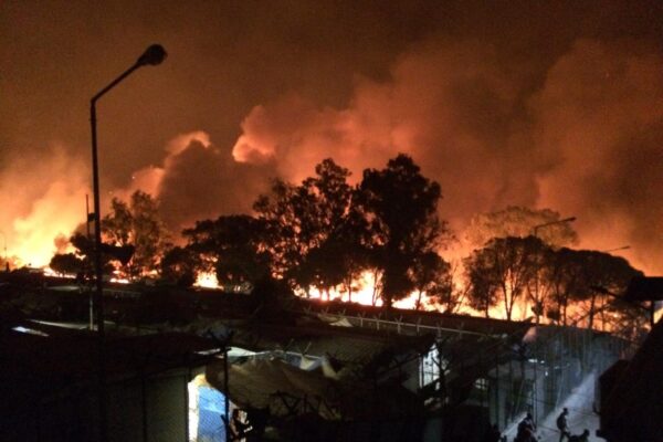 A fuoco il campo migranti di Moria sull’isola di Lesbo: ospita quasi 13mila persone