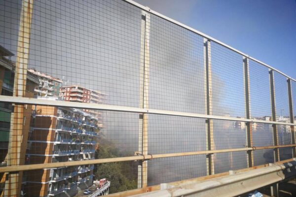 Incendio a Napoli, fiamme in zona via Pigna: fumo e cenere al Vomero
