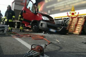 Incidente stradale tra due mezzi pesanti, muore 35enne schiacciato dalle lamiere