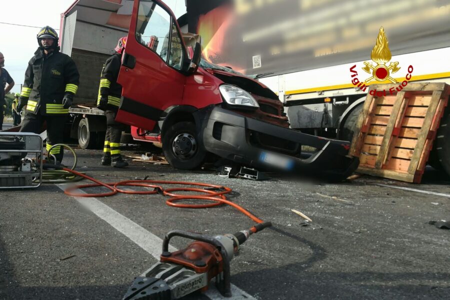 Incidente stradale tra due mezzi pesanti, muore 35enne schiacciato dalle lamiere