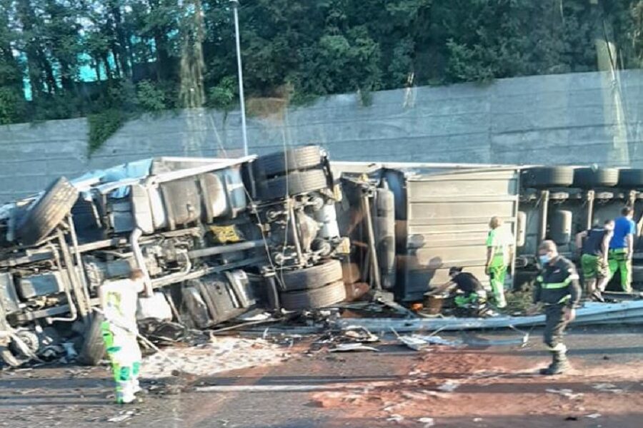 Incidente in autostrada, tir si ribalta e invade la corsia opposta: due feriti