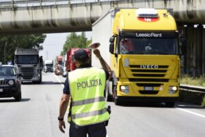 Frontale camion-auto sulla Tangenziale nel Bresciano, un morto schiacciato tra le lamiere