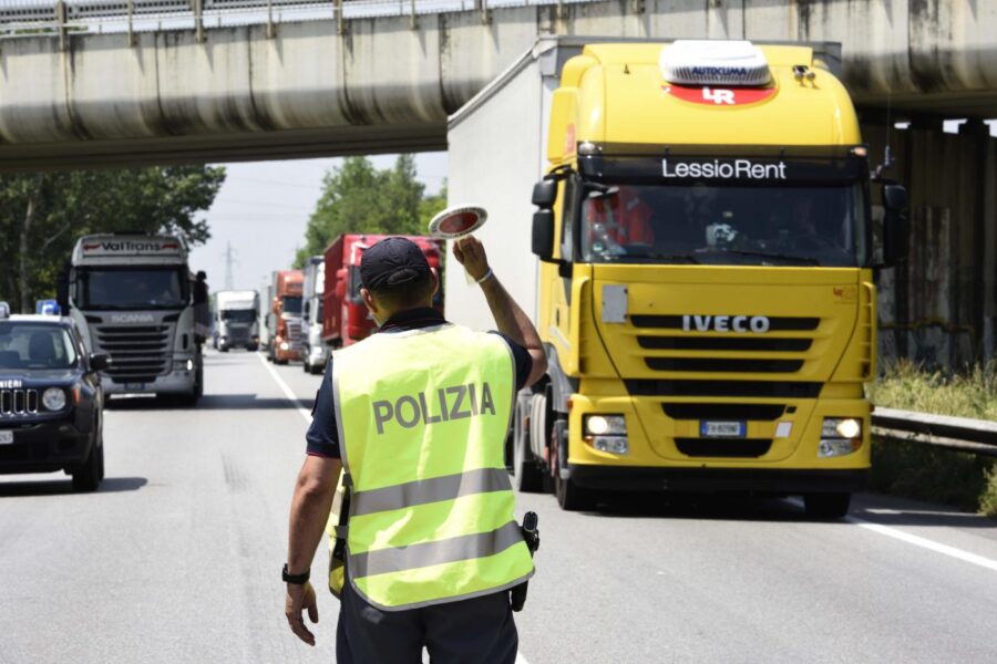 Frontale camion-auto sulla Tangenziale nel Bresciano, un morto schiacciato tra le lamiere