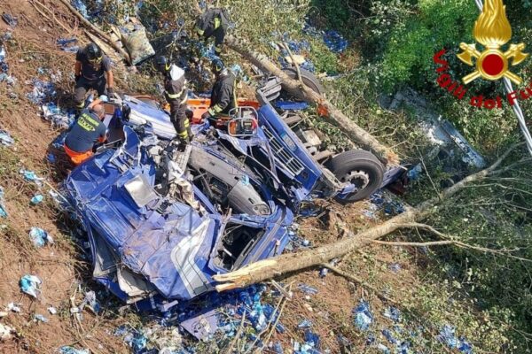 Tir precipita in una scarpata di 20 metri, camionista muore tra le lamiere Tir precipita in una scarpata di 20 metri, camionista muore tra le lamiere