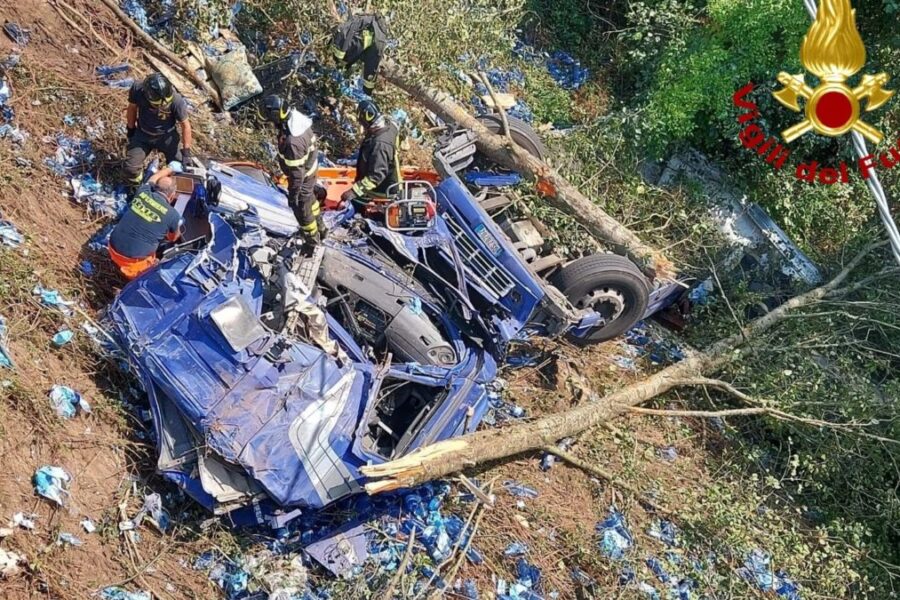 Tir precipita in una scarpata di 20 metri, camionista muore tra le lamiere
