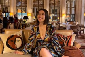 La scollatura della visitatrice è “indecente”, vietato l’ingresso al museo d’Orsay: “Io non sono solo un corpo”