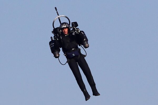 Los Angeles, aerei sfiorano uomo con jetpack. Indaga l’FBI