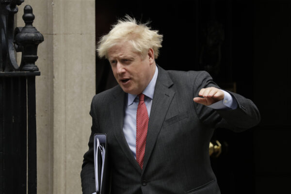 Coronavirus, in Gran Bretagna un mini lockdown: “Pub chiusi alle 22, stop allo sport e chi può lavori da casa”