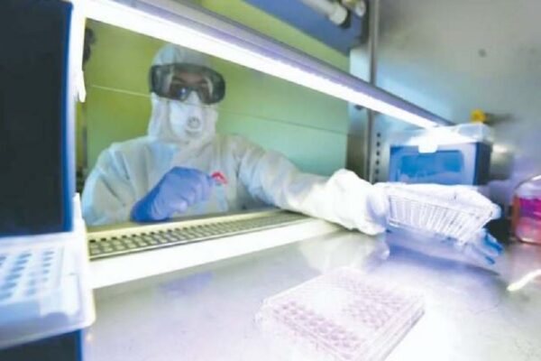 Una lampadina al Led che ‘uccide’ il Covid, l’invenzione italiana che può salvare le scuole