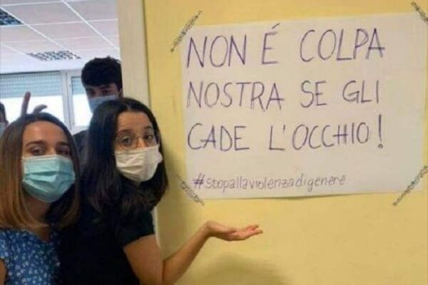 “Niente minigonne a scuola, ai prof gli cade l’occhio”, protesta femminista in un liceo di Roma contro la ‘censura’ della vicepreside