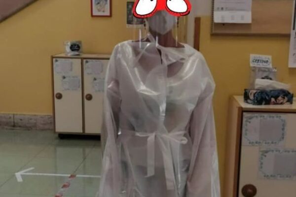 Maestre in versione “alien”, scoppia la polemica social tra scuola e famiglie