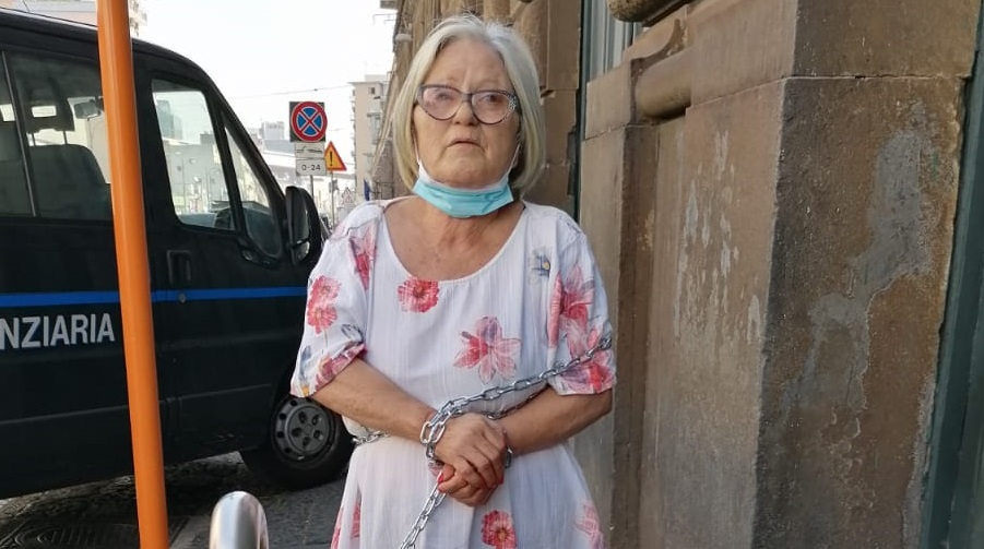 Il grido di Margherita, incatenata per il figlio: “Chiediamo giustizia per Antonio”