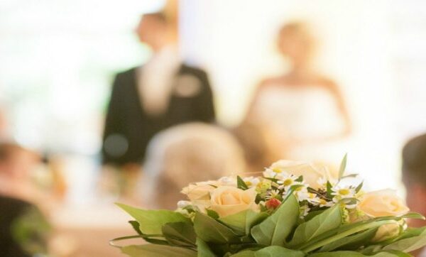 Matrimonio finisce in tragedia, sposa ustionata dal flambé al suo arrivo al banchetto