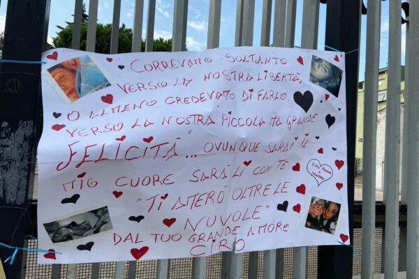 “Correvamo soltanto verso la nostra libertà…”, all’esterno della chiesa il messaggio di Ciro a Paola