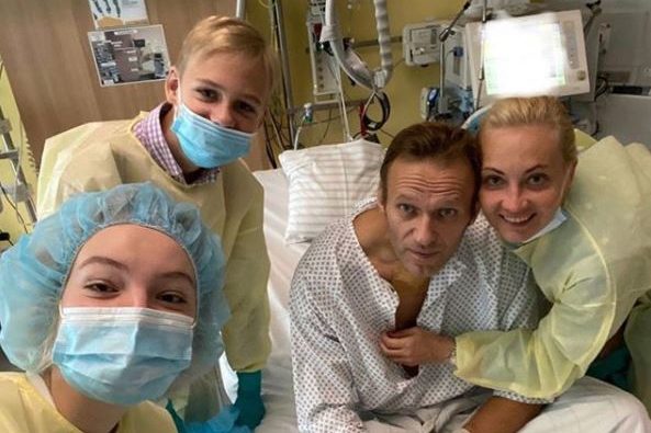 Navalny vuole tornare in Russia: “Respiro da solo, mi mancate”