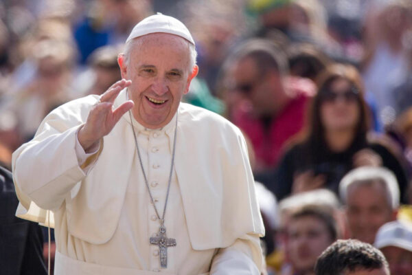 In un mondo di odio ci resta solo Papa Francesco
