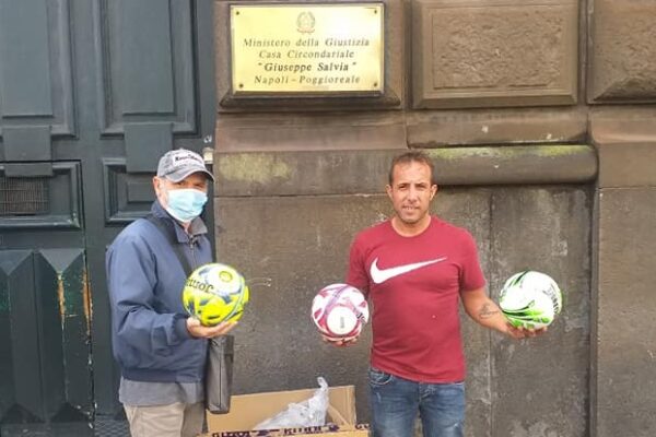 L’Associazione “Un’infanzia da vivere” di Caivano dona 25 palloni ai detenuti di Poggioreale