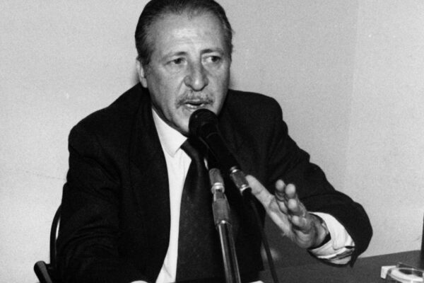 Foto LaPresse Torino/Archivio storico
Storico
1992
Paolo Borsellino
Paolo Emanuele Borsellino (Palermo, 19 gennaio 1940 ? Palermo, 19 luglio 1992) è stato un magistrato italiano. Assassinato da cosa nostra assieme a cinque agenti della sua scorta nella strage di via d’Amelio, è considerato uno dei personaggi più importanti e prestigiosi nella lotta contro la mafia in Italia, insieme al collega ed amico Giovanni Falcone.
nella foto: Paolo Borsellino 
neg 920742

Photo LaPresse Turin/Archives historical
Hystory
1992
Paolo Borsellino
in the photo: Paolo Borsellino