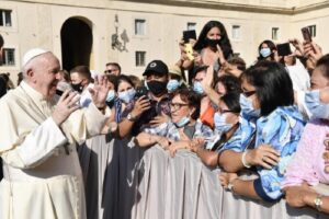 Coronavirus, il monito di Papa Francesco: “Sui vaccini emergono interessi di parte”