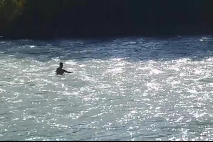 Storia del papà che ogni giorno si immerge nel fiume Adda per trovare la figlia scomparsa: “Non posso smettere”