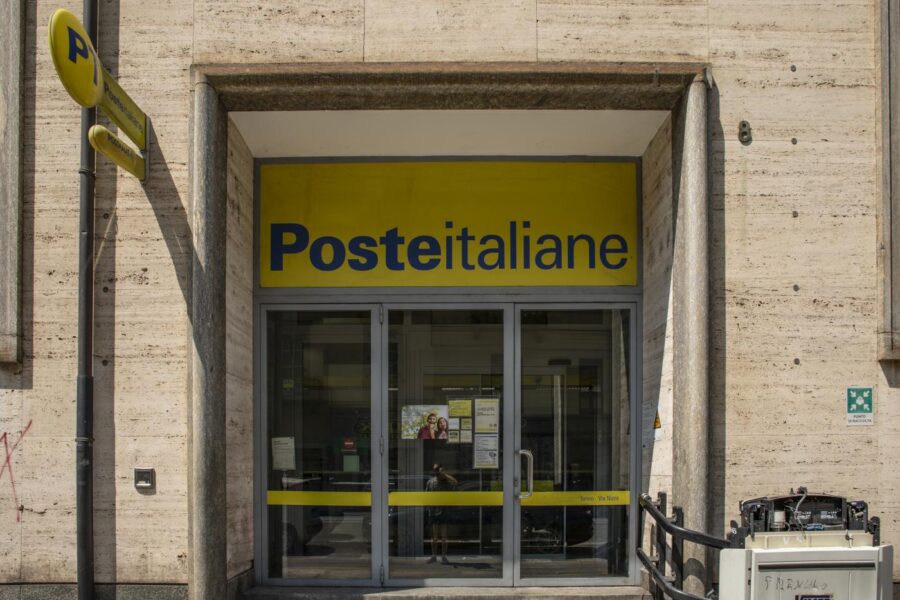 Roma, rapina a mano armata nell’ufficio postale di Grottarossa: bottino da 200mila euro