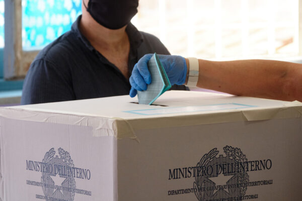 Foto Mauro Scrobogna /LaPresse
20-09-2020 Roma, Italia
Politica
Consultazione elettorale  – referendum costituzionale e elezioni politiche locali
Nella foto: operazioni di voto in un seggio

Photo Mauro Scrobogna /LaPresse
September 20, 2020  Rome, Italy
Politics
Electoral consultation – constitutional referendum and local political elections
In the photo: voting operations in a polling station