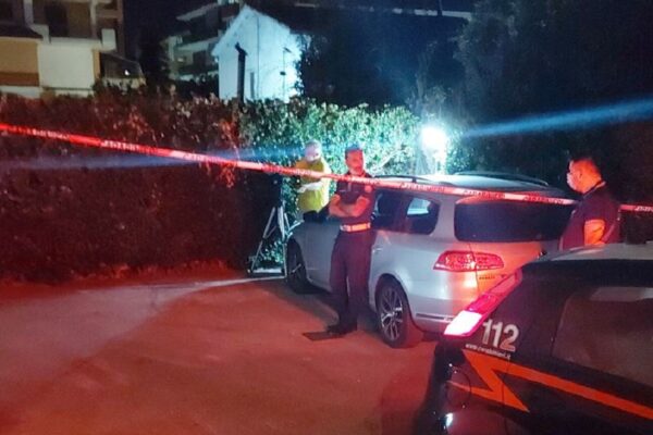 Neonato trovato morto in un’aiuola nel Salernitano, fermati i genitori