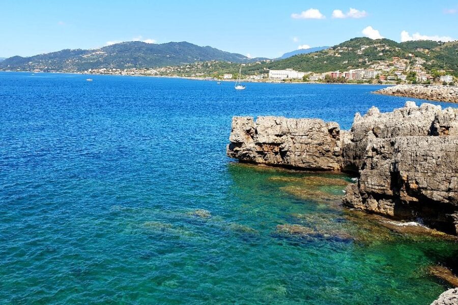 Cilento, forte carica di batteri in mare: l’ordinanza chiude la costa