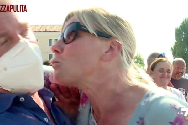 La deputata negazionista Covid Sara Cunial tenta di baciare un inviato: “Le mascherine non servono”