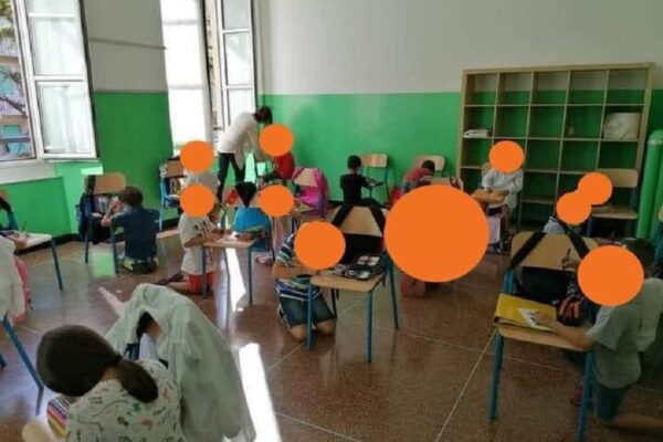A scuola in ginocchio, la foto strumentalizzata da Toti sugli studenti di Genova