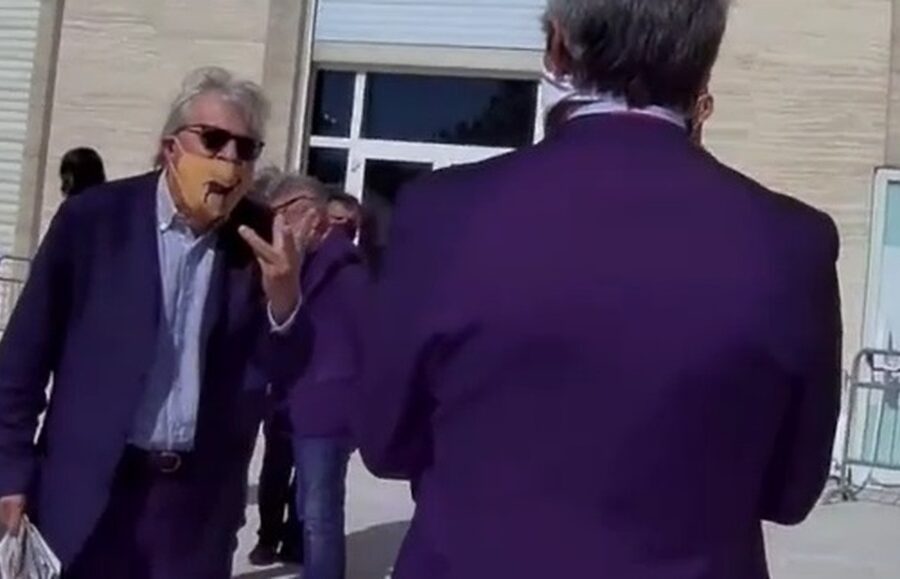 Sgarbi a Venezia senza mascherina, un addetto lo ferma e lui si infuria: “E tu chi c…o sei?”, “Sono quello che non la fa entrare”