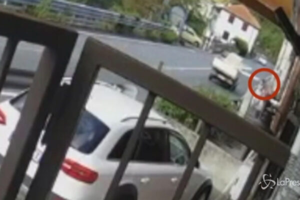 Genova: studentessa ferita gravemente da una tavola di legno sporgente da un furgone