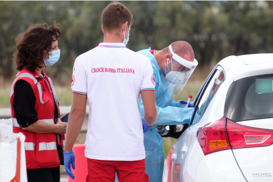 Coronavirus, nuova impennata di casi: 1326 positivi ma con oltre 100mila tamponi