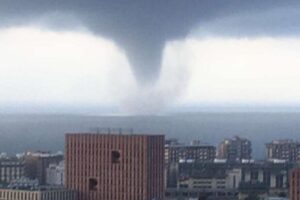 [VIDEO] Maltempo, tromba d’aria a Salerno: paura e danni in città