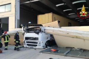 Camionista muore schiacciato da una lastra di cemento, sequestrato capannone e tir