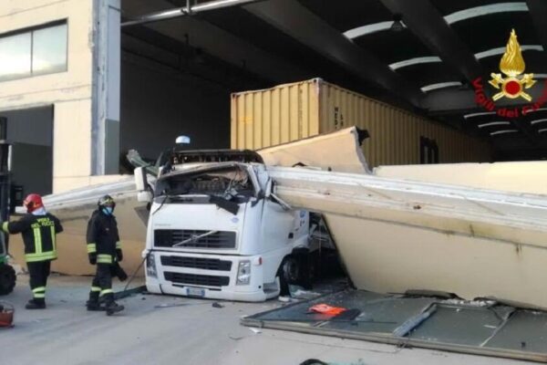 Camionista muore schiacciato da una lastra di cemento, sequestrato capannone e tir