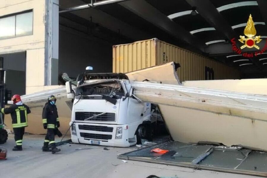 Camionista muore schiacciato da una lastra di cemento, sequestrato capannone e tir