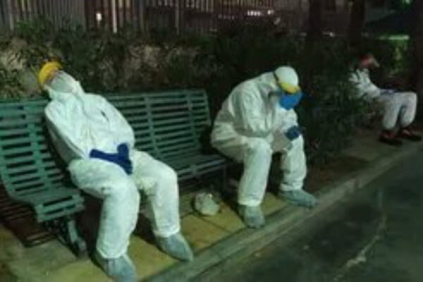 Code infinite ai Pronto Soccorso, gli operatori del 118 stremati sulle panchine: la foto