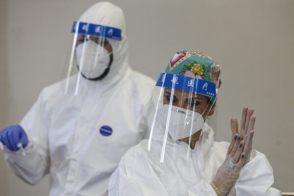 Foto Cecilia Fabiano/ LaPresse
13 Ottobre 2020 Roma (Italia)
Cronaca :
Il personale sanitario dell’ospedale San Giovanni Addolorata si occupa dei numerosi tamponi che vengono effettuati al drive in e nell’ambulatorio
Nella Foto : lo staff dell’ambulatorio allestito in sala Mazzoni
Photo Cecilia Fabiano/LaPresse
October 13 , 2020 Roma (Italy)
News :
The sanitary staff of the San Giovanni Addolorata hospital takes care of the numerous covid swabs that are carried out at the drive in and in the clinic
In The Pic : The staff working in the Mazzoni clinic Foto Cecilia Fabiano/ LaPresse
13 Ottobre 2020 Roma (Italia)
Cronaca :
Il personale sanitario dell’ospedale San Giovanni Addolorata si occupa dei numerosi tamponi che vengono effettuati al drive in e nell’ambulatorio
Nella Foto : lo staff dell’ambulatorio allestito in sala Mazzoni
Photo Cecilia Fabiano/LaPresse
October 13 , 2020 Roma (Italy)
News :
The sanitary staff of the San Giovanni Addolorata hospital takes care of the numerous covid swabs that are carried out at the drive in and in the clinic
In The Pic : The staff working in the Mazzoni clinic