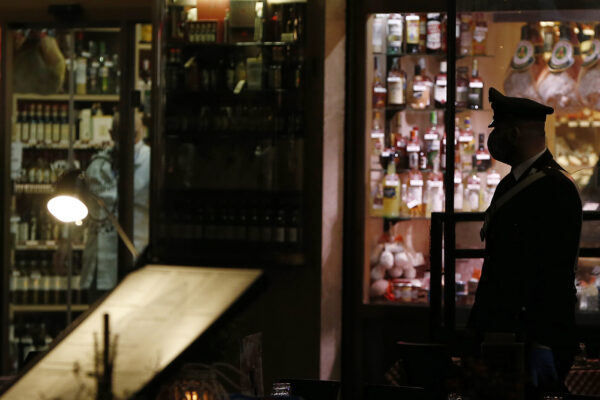 Coronavirus, l’Italia chiude: Sardegna, Sicilia e Calabria verso nuove strette Coronavirus, l’Italia chiude: Sardegna, Sicilia e Calabria verso nuove strette