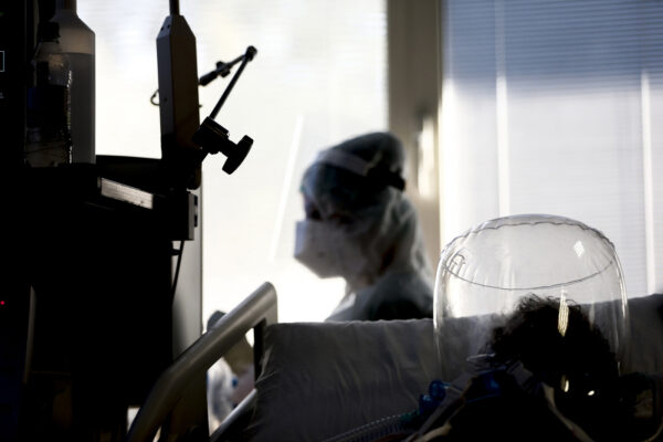 Foto Cecilia Fabiano/ LaPresse 
20 Ottobre 2020 Roma (Italia)
Cronaca 
Ritorno alle terapie intensive, la seconda ondata richiede nuovamente un grande impegno dei sanitari 
Nella Foto: Reparto di Terapia intensiva del Covid 3 ICC Casalpalocco
Photo Cecilia Fabiano/LaPresse
October 20, 2020  Roma (Italy) 
News
Coronavirus second wave: workers attend to a COVID-19 patient at one of the intensive care units
In The Pic: Intensive Care of the ICC Casal Palocco