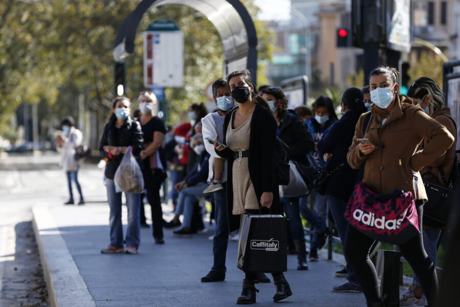 Foto Cecilia Fabiano/ LaPresse 
22 Ottobre 2020 Roma (Italia)
Cronaca  :
Mezzi Pubblici in tempo di Coronavirus 
Nella Foto : passeggeri alla fermata 
Photo Cecilia Fabiano/LaPresse
October 22 , 2020  Roma (Italy) 
News :
Public Transport in covid time 
In The Pic : people at bus stop