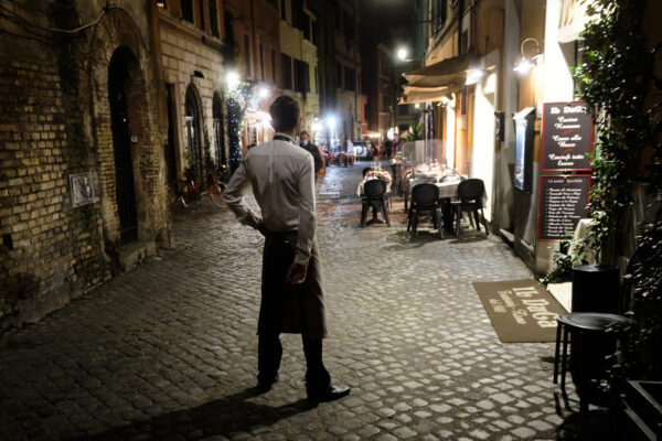 Foto Mauro Scrobogna /LaPresse
23–10-2020 Roma , Italia
Cronaca
Vigilia del lockdown notturno
Nella foto: strade e luoghi di ritrovo semideserti in una Roma  che si prepara al lockdown notturno

Photo Mauro Scrobogna /LaPresse
October 23, 2020  Rome, Italy
News
Eve of the night lockdown
In the photo: semi-deserted streets and meeting places in a Rome preparing for the night lockdown